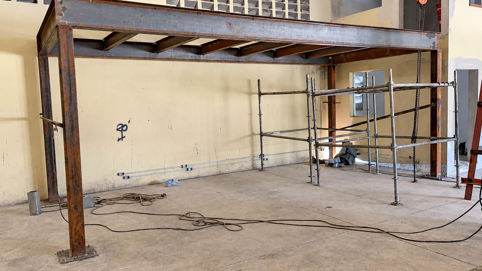 Antes · Espacio interior y estructura metálica