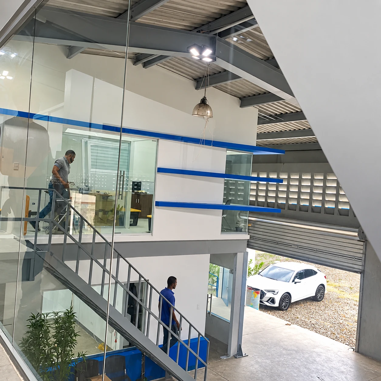 Después · Oficinas y circulación entre niveles