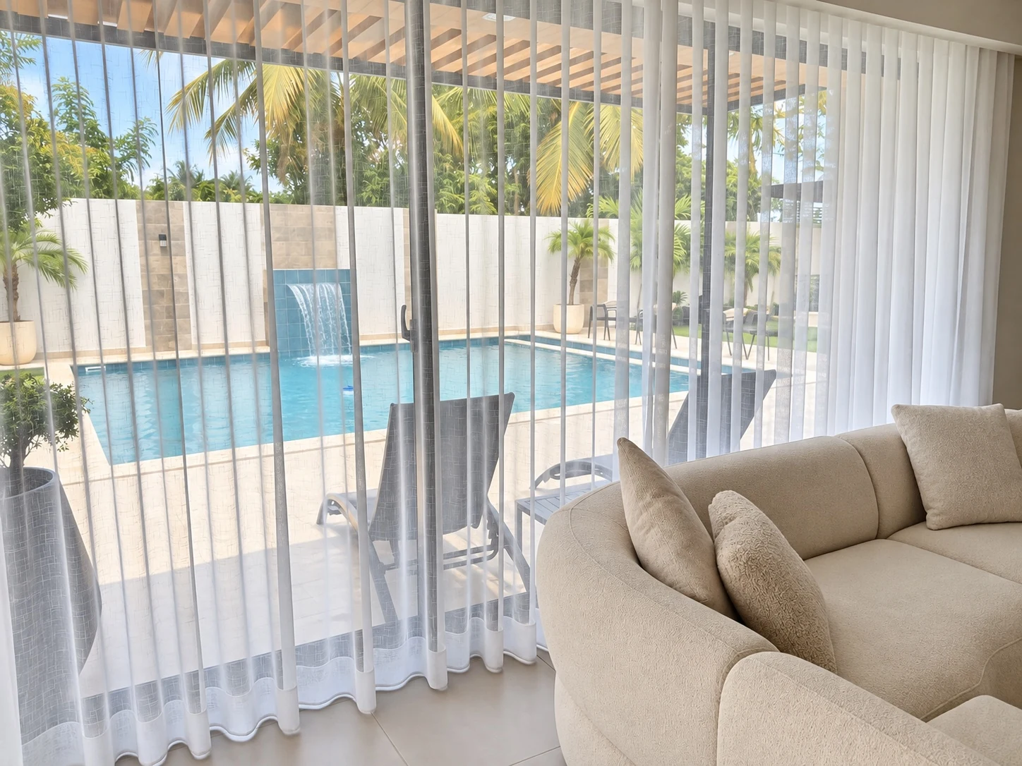 Sala con vista hacia la piscina